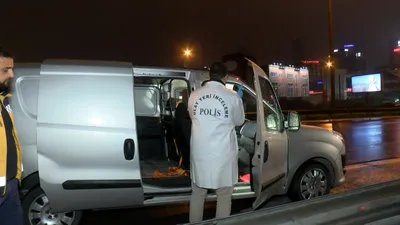 Yol kenarındaki araçta erkek cesedi bulundu