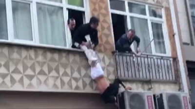 Polisin elinden kaçan tecavüz zanlısı camda asılı kaldı