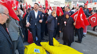 DEM Parti önünde Türk bayraklı, sarı torbalı protesto