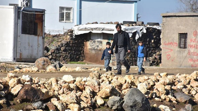 Ekmeğini gerçekten taştan çıkartıyor! Şırnaklı baba taş kırarak 9 çocuğunu okutuyor