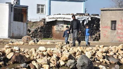 Ekmeğini gerçekten taştan çıkartıyor! Şırnaklı baba taş kırarak 9 çocuğunu okutuyor