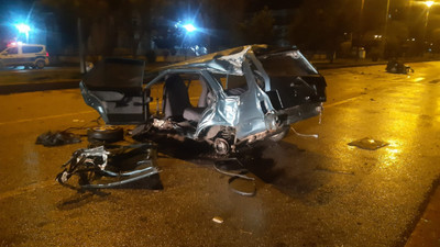 Direğe çarpan otomobil ikiye bölündü