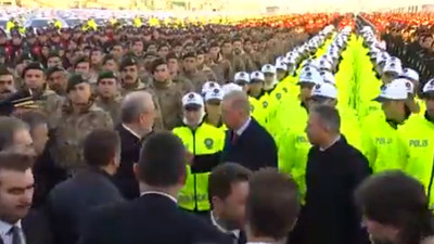 Hulki Cevizoğlu'nun Erdoğan ile aynı kareye girme çabası kamerada