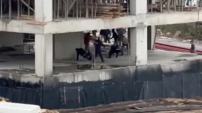 İnşatta ölümüne kavga! Sopalarla birbirlerine girdiler