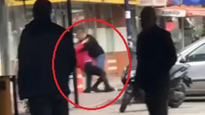 Sokak ortasında ağabey dehşeti! Kimse müdahale etmedi