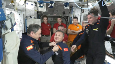 İlk Türk astronot Gezeravcı'ya Dünya'dan ilginç sorular