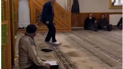Camide Kur'an-ı Kerim'e ayak basma skandalı