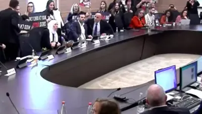 İsrailli esirlerin yakınları parlamentodaki toplantıyı bastı