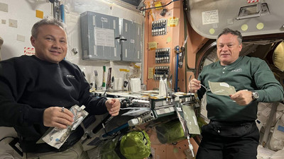 İlk Türk astronot Alper Gezeravcı'dan uzayda yemek paylaşımı