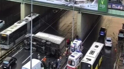 E-5'te kamyon devrildi; trafik durdu!