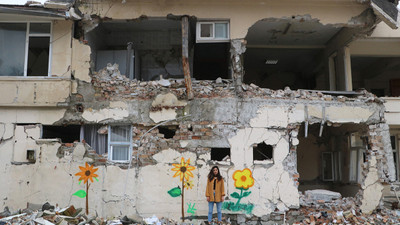 Deprem bölgesindeki yıkılan duvarlara kadın eli değdi