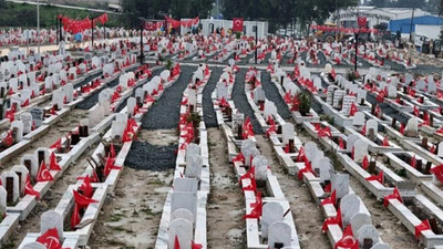 Deprem mezarlığı Türk bayraklarıyla donatıldı