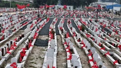Deprem mezarlığı Türk bayraklarıyla donatıldı
