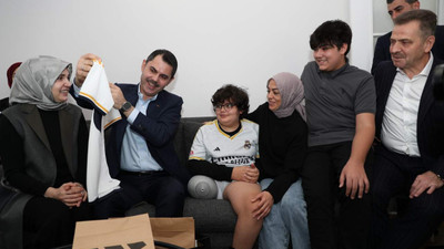 Murat Kurum, Gaziosmanpaşa’da yaşayan depremzede aileyi evinde ziyaret etti