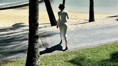 Hande Erçel okyanusun ortasındaki cennet adadaki pozları ile sosyal medyayı salladı