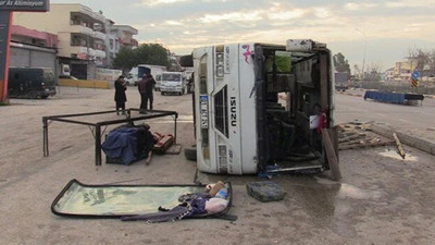 Adana'da tarım işçilerini taşıyan midibüsün devrildi