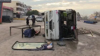 Adana'da tarım işçilerini taşıyan midibüsün devrildi
