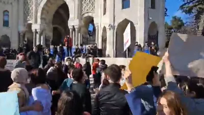 İstanbul Üniversitesi öğrencilerinden eylem: ''Bu kapı sadece bize mi kapalı''