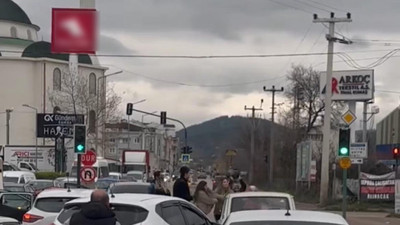 Trafikte kadınlar, sonra erkekler birbirine girdi