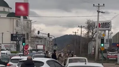 Trafikte kadınlar, sonra erkekler birbirine girdi