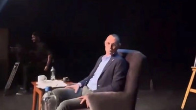 Ne simit ne de kokoreç: Erdal Beşikçioğlu tüm salona bakın ne ısmarladı?