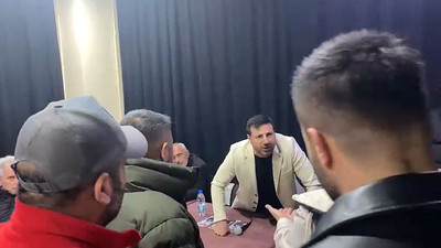 YRP'den aday olan Davut Güloğlu, mikrofonu fırlattı, vatandaşın üzerine yürüdü
