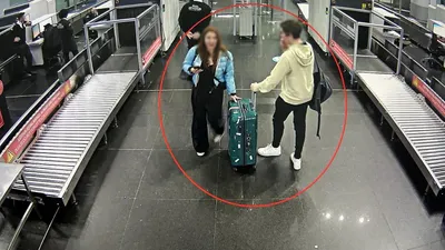 Yazar Eylem Tok ve oğlu için Kırmızı Bülten