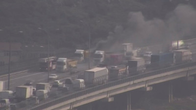 İstanbul'da TEM'de trafiği kilitleyen yangın