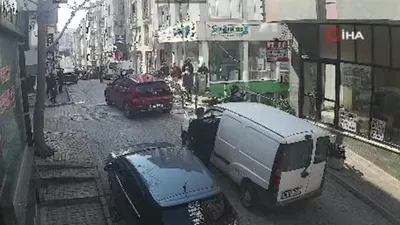 Vicdansız! Yol üzerinde duran köpeğin üzerinden geçti