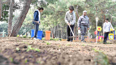 Konyaaltı'nda öğrenciler HayatPark'ı çimlendirdi