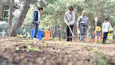 Konyaaltı'nda öğrenciler HayatPark'ı çimlendirdi