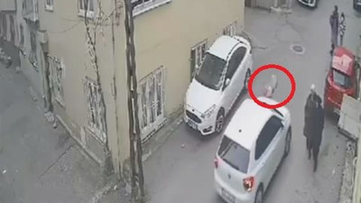 Arabanın altında kalan çocuğu kurtarmak için camdan atladı