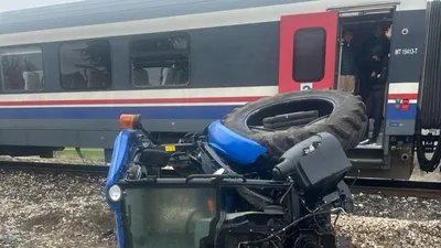 Yolcu treni traktörü ikiye böldü