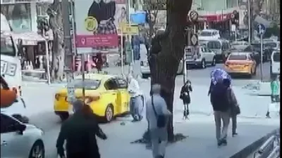İstanbul'da taksiciden yayaya öldüresiye dayak kamerada