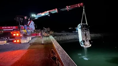Otomobil köprüden suya uçtu: 2 kişi öldü