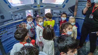 Bursa'da minikler asansör içinde Uzay'ı yaşıyor