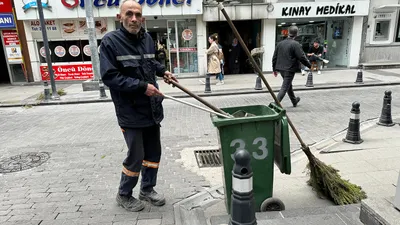 Belediyenin temizlik işçisi maaşıyla beş öğrenciye burs veriyor