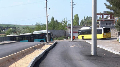 Yol yapımında elektrik direkleri cadde ortasında kaldı