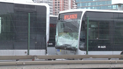 İstanbul'da iki metrobüs çarptıştı