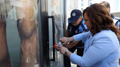 CHP’li başkan yabancı uyrukluların ruhsatsız iş yerlerini kendi elleriyle mühürledi