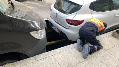 İstanbul'da yol çöktü; araçları yuttu