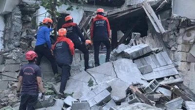 Kahramanmaraş'ta ağır hasarlı bina çöktü