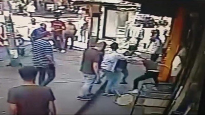 İstanbul'da esnaftan müşteriye sigara içilmez uçan tekmesi