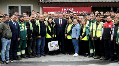 Sarıyer Belediye Başkanı Mustafa Oktay Aksu, 1 Mayıs bayramında belediye çalışanlarıyla buluştu
