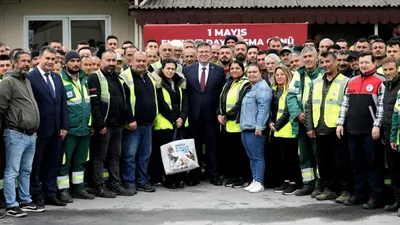 Sarıyer Belediye Başkanı Mustafa Oktay Aksu, 1 Mayıs bayramında belediye çalışanlarıyla buluştu
