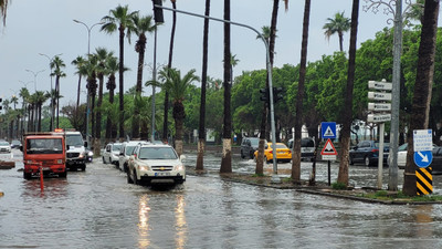 Sağanak bastırdı; yine aynı cadde sular altında kaldı