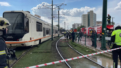 Tramvaya yıldırım düştü; yangın çıktı