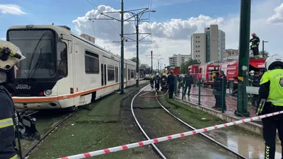 Tramvaya yıldırım düştü; yangın çıktı