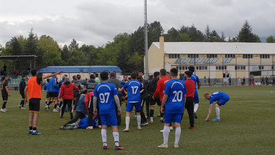 Futbolcular sahada tekme tokat birbirine girdi, maç yarım kaldı