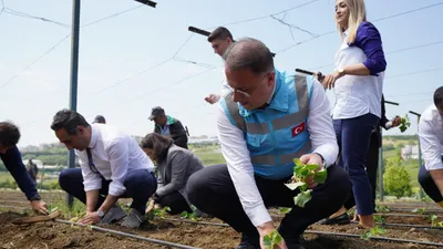 Beylikdüzü'nün Yaşam Bahçesi'nde yazlık fideler toprakla buluştu